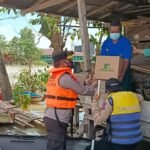 Gunakan Perahu Karet, Kapolda Sulsel Bagikan Sembako ke Warga di Wajo