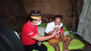 Bantu Bedah Rumah Warga, Asgarin Serahkan Uang 10 Juta Rupiah