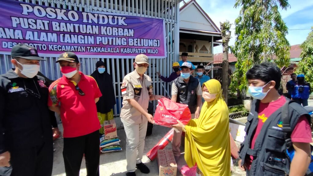 Penuhi Janjinya Pada Korban Puting Beliung, Amran Serahkan 200 Lembar Seng