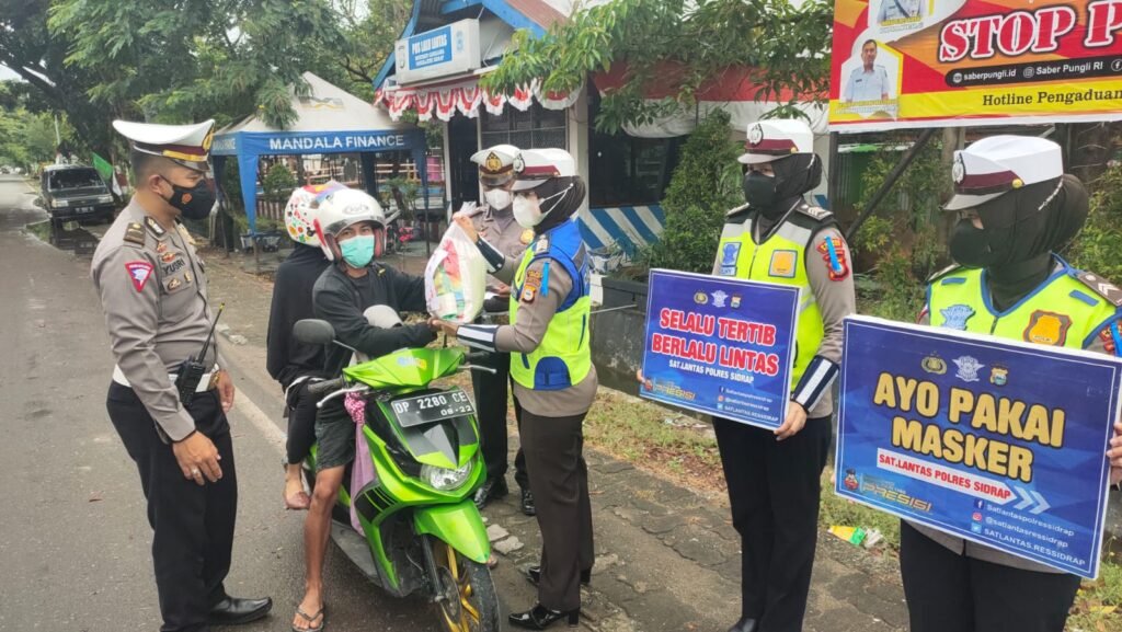 Operasi Patuh 2021, Satlantas Polres Sidrap Bagikan Masker Dan Hadiah ke Pengendara