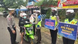 Operasi Patuh 2021, Satlantas Polres Sidrap Bagikan Masker Dan Hadiah ke Pengendara