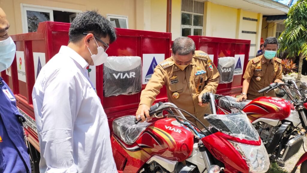 Bupati Wajo Terima Bantuan Paket Listrik Gratis dan Beasiswa dari PT EEES