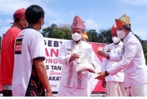 Bantu Masyarakat Terdampak Covid- 19, Polres Tana Toraja Salurkan 1.000 Karung Beras