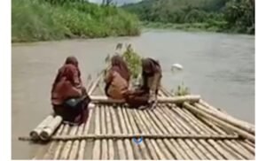 Demi Menuntut Ilmu, Siswa Tiga Nekad Seberangi Sungai Mandar Menuju Sekolahnya