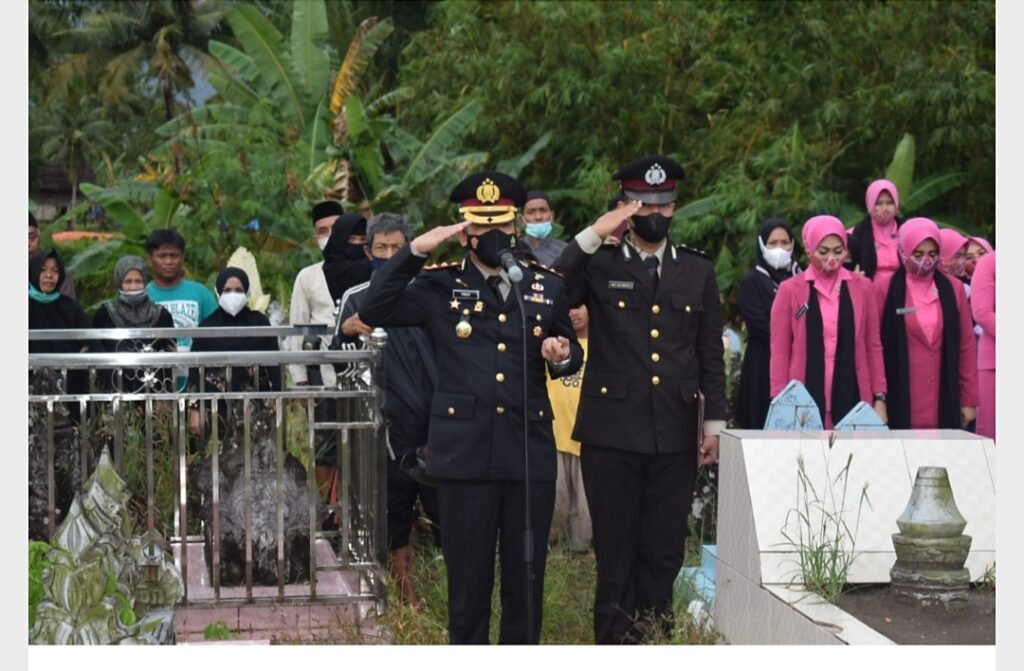 Pimpin Upacara Pemakaman, Kapolres Sidrap Beri Penghormatan Terakhir ke Alm Aiptu Sumadi