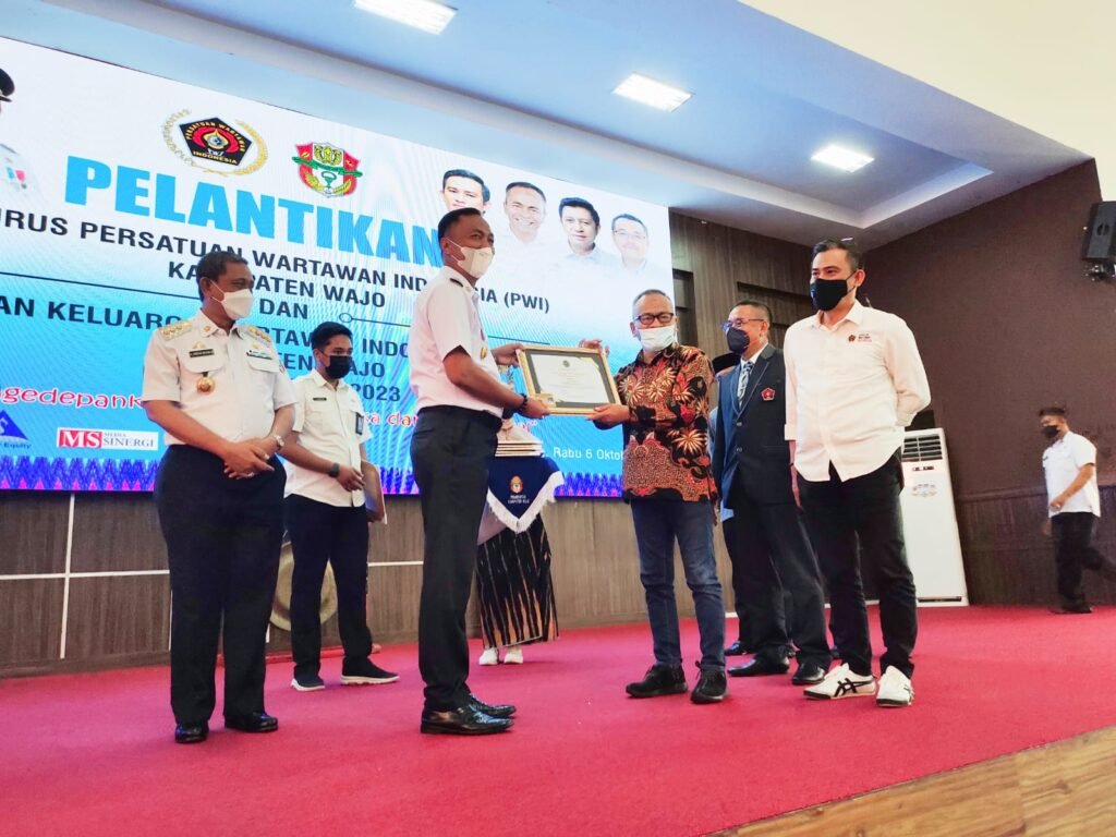 Hadiri Pelantikan Pengurus PWI Wajo, Amran Mahmud: Pemkab Siap Dikritik