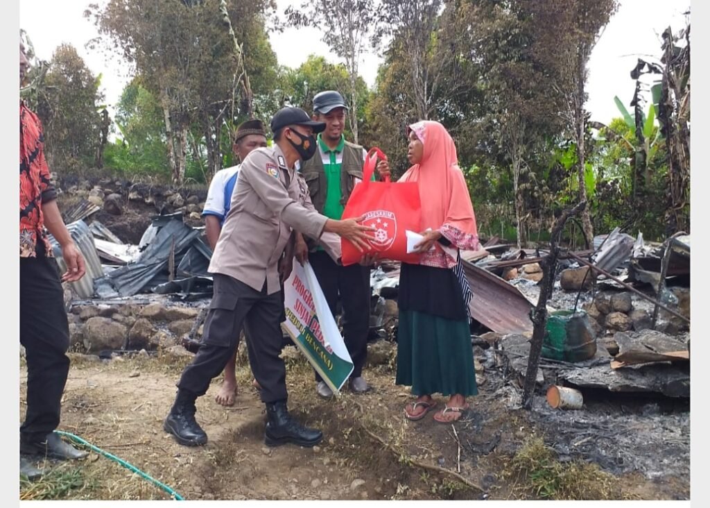 Polri Bersama Baznas Bantu Korban Kebakaran Dusun Bungae Sinjai