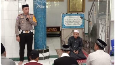 Kasat Lantas Polres Parepare Edukasi Tertib Lalu Lintas dan Prokes Jamaah Masjid