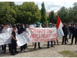 Puluhan Massa Solidaritas Cakades Duampanua Geruduk Kantor PMD