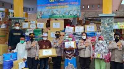 Peduli Korban Erupsi Semeru, Polwan RI Salurkan Bansos dan Gelar Trauma Healing