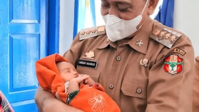 Kunjungi Lokasi Pengungsian, Amran Mahmud Serahkan Bantuan dari Kemensos