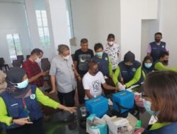 Bersama Alumni SMADA, Bupati Wajo Berbaur dengan Warga di Vaksinasi Massal di Bendungan