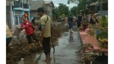 Sampah Berserakan di Jalanan Labuang Pasca Banjir Rob Majene