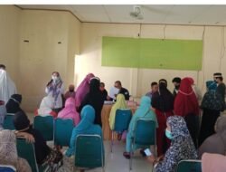 Puluhan Lansia Datangi Kantor Kecamatan Banggae