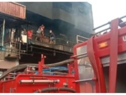 Seorang Bocah Tewas, Rumah Tiga Lantai di Rantepao Hangus Terbakar
