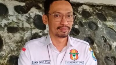 Ekspresikan Rasa Cinta Untuk Sang Istri, Kabag Umum Sekertariat DPRD Wajo Pasang Baliho Raksasa