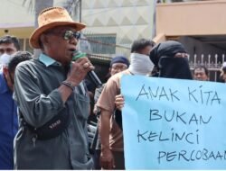 Tolak Vaksinasi Anak, Puluhan Warga Gelar Unjuk Rasa