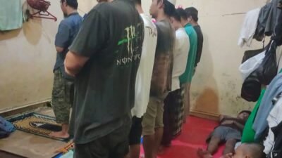 Bentuk Perhatian Polres Asahan, Tahanan yang Beragama Islam Dapat Bimbingan Sholat Dzuhur Dalam Sel