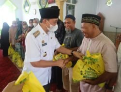 Serahkan Bantuan Pemerintah Kecamatan Tempe, Bupati Wajo Semangati Ketua LPMK hingga RW