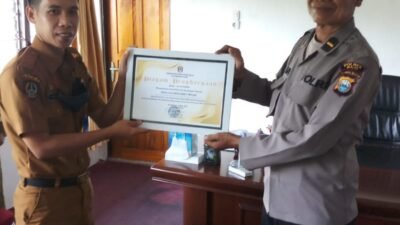 Pensiun Dari Polri, Ipda Syamsuddin Terima Penghargaan Dari Pemerintah Kecamatan Tempe