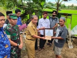 Bupati Wajo Serahkan Bantuan untuk Warga Pemilik Rumah Roboh Akibat Banjir di Pitumpanua