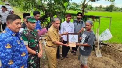 Bupati Wajo Serahkan Bantuan untuk Warga Pemilik Rumah Roboh Akibat Banjir di Pitumpanua