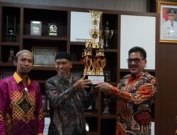 Pj Sekda Sidrap Serahkan Piala Pemenang Lomba Bahasa Inggris Millenial Festival #5