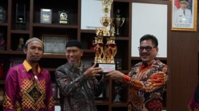 Pj Sekda Sidrap Serahkan Piala Pemenang Lomba Bahasa Inggris Millenial Festival #5