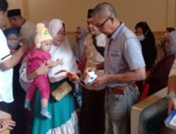 Peduli Kaum Dhuafa dan Anak Yatim, Mesjid At-taubah Bagi-Bagi Beras