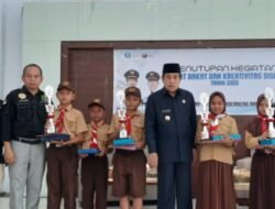 Dollah Mando Serahkan Uang Pembinaan Bagi Peserta Didik Berprestasi