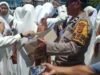 Bagikan Air Mineral Untuk Peserta Pawai, Bhabinkamtibmas Polsek Tempe Dapat Simpati Dari Santri