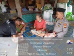 Kapolsek Majauleng Polres Wajo Beri Bantuan Sembako ke Warga Kurang Mampu