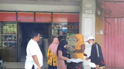 Camat Kota Kisaran Timur Lakukan Pengutpin PBB Ke Rumah Warga