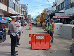 Antisipasi Macet, Polantas Polres Wajo Jaga Proyek Pengerjaan Drainase di Seputaran Pasar Sentral Sengkang