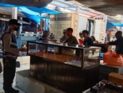 Cegah Aksi Kejahatan, Personil Polsek Sabbangparu Polres Wajo Gelar Patroli di Pasar Rakyat