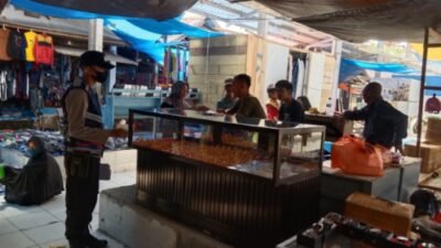 Cegah Aksi Kejahatan, Personil Polsek Sabbangparu Polres Wajo Gelar Patroli di Pasar Rakyat