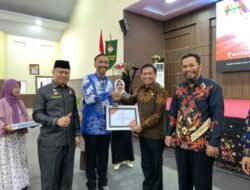 Puncak Peringatan Hari Ibu dan HUT DWP, Sekertariat DPRD Terima Penghargaan Dari Bupati Wajo