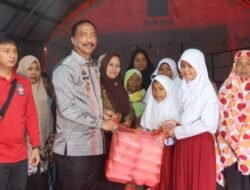 Kunjungi Lokasi Pengungsi Banjir, Wabup Wajo Serahkan Bantuan dan Semangati Pengungsi