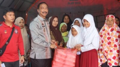 Kunjungi Lokasi Pengungsi Banjir, Wabup Wajo Serahkan Bantuan dan Semangati Pengungsi