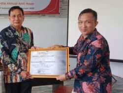 Sekertaris DPRD Wajo Terima Penghargaan Dari Media Bernas