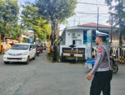 Antisipasi Kemacetan, Personil Sat Lantas Polres Wajo Lakukan Pengaturan Arus Lalu Lintas di Kota Sengkang