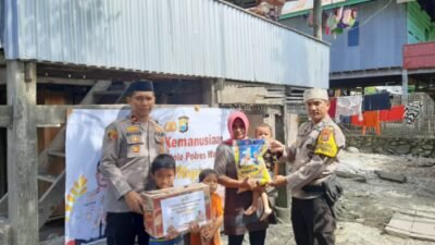 Ringankan Beban Warga, Kapolsek Tanasitolo Polres Wajo Salurkan Bantuan Kemanusiaan
