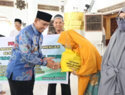 Serahkan Paket Lebaran, Bupati Wajo Puji Peran Guru Ngaji Ciptakan Generasi Qur’ani