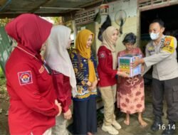 Berkah Ramadhan, Personel Bid Humas Polda Sulsel Salurkan Bansos untuk Warga Tidak mampu di Kec. Biringkanaya 