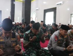 Gelar Sholat Dhuhur Berjamaah Bersama, Kapolda Sulsel dan Danyon Armed 6/105 Kostrad Perkuat Soliditas TNI-Polri