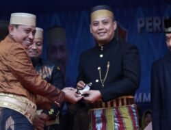 Serahkan Penghargaan dan Gelar Kehormatan Kepada Tokoh, Amran Mahmud : Bentuk Apresiasi Masyarakat Wajo