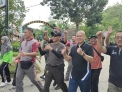 Sambut HUT Bhayangkara ke 77 , Kapolres Wajo Gerak Jalan Santai Bersama Warga