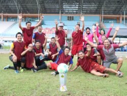 Pertandingan Sepak Bola, Kapolres Sidrap bersama Timnya Berhasil Menyabet Juara