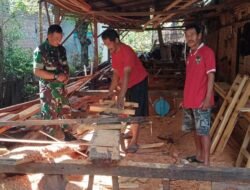Berbagi Pengalaman, Babinsa Desa Takkalasi Kodim 1420 Komsos dengan Tukang Kayu Diwilayah Binaan