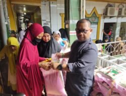 Ringankan Beban Anak Yatim dan Kaum Dhuafa, Pengurus Masjid At-taubah Bagikan Santunan